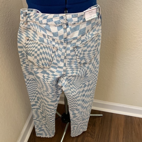 Juniors' Frayed-Hem Mom Jeans - Picture 7 of 7